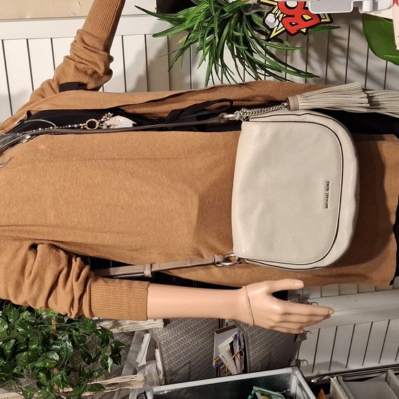 Michael Kors Handbags - Michael Kors Elsey gray leather saddle bag crossbody with Tassels 10x8 euc